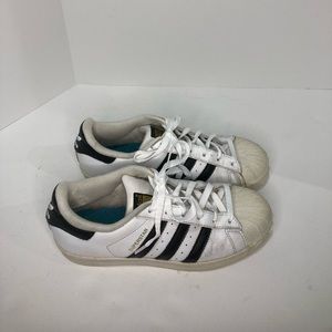 Youth adidas superstar sneaker size 4 1/2